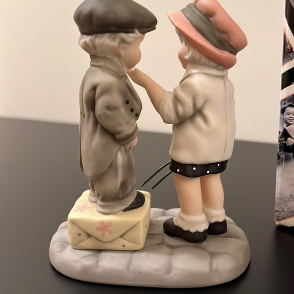 Kim Anderson’s Pretty as a Picture figurine. Porcelain figurine NIB - Picture 5 of 10